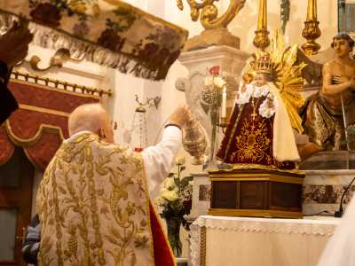 ...e la statuetta viene posta sull�altare maggiore